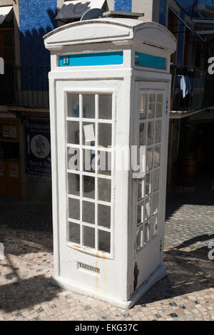 Raro, vecchio e vintage ' K3 ' concreti telefono tradizionale casella telefono caselle stand kiosk K 3 a Sintra, nei pressi di Lisbona. Il Portogallo. Foto Stock