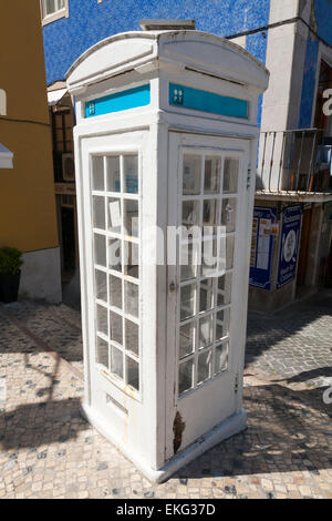 Raro, vecchio e vintage ' K3 ' concreti telefono tradizionale casella telefono caselle stand kiosk K 3 a Sintra, nei pressi di Lisbona. Il Portogallo. Foto Stock