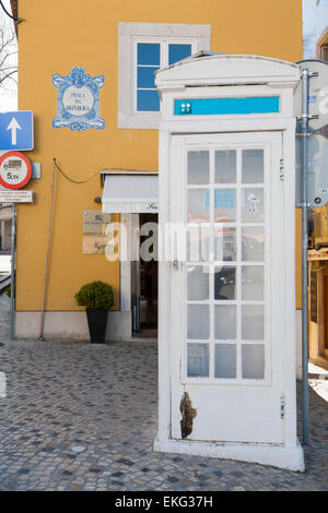 Raro, vecchio e vintage ' K3 ' concreti telefono tradizionale casella telefono caselle stand kiosk K 3 a Sintra, nei pressi di Lisbona. Il Portogallo. Foto Stock