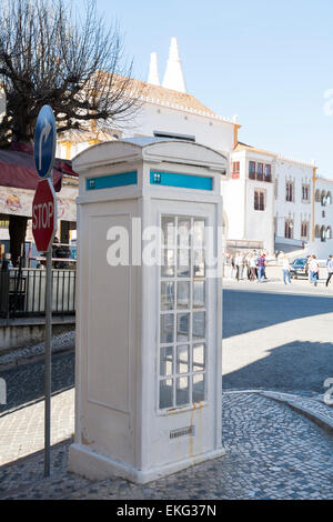 Raro, vecchio e vintage ' K3 ' concreti telefono tradizionale casella telefono caselle stand kiosk K 3 a Sintra, nei pressi di Lisbona. Il Portogallo. Foto Stock