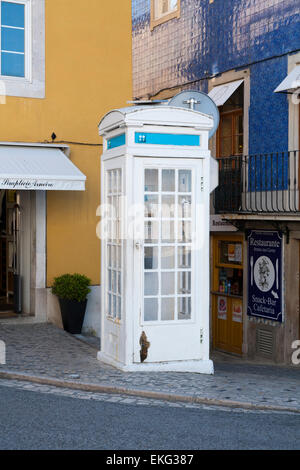 Raro, vecchio e vintage ' K3 ' concreti telefono tradizionale casella telefono caselle stand kiosk K 3 a Sintra, nei pressi di Lisbona. Il Portogallo. Foto Stock