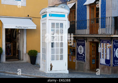 Raro, vecchio e vintage ' K3 ' concreti telefono tradizionale casella telefono caselle stand kiosk K 3 a Sintra, nei pressi di Lisbona. Il Portogallo. Foto Stock