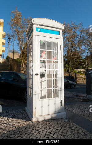 Raro, vecchio e vintage ' K3 ' concreti telefono tradizionale casella telefono caselle stand kiosk K 3 a Sintra, nei pressi di Lisbona. Il Portogallo. Foto Stock