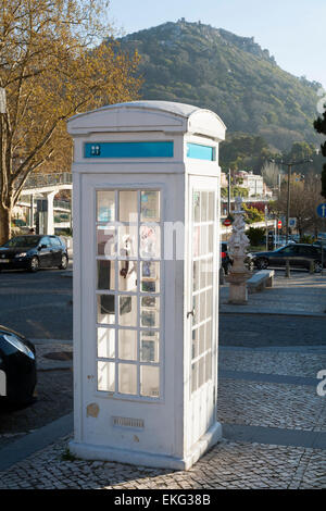 Raro, vecchio e vintage ' K3 ' concreti telefono tradizionale casella telefono caselle stand kiosk K 3 a Sintra, nei pressi di Lisbona. Il Portogallo. Foto Stock