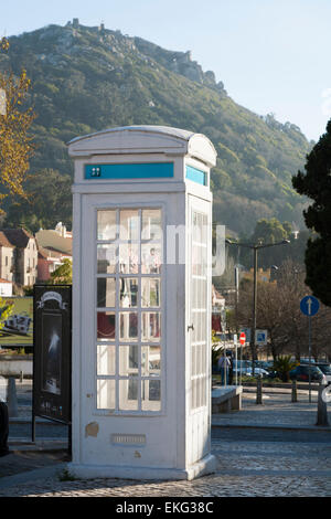 Raro, vecchio e vintage ' K3 ' concreti telefono tradizionale casella telefono caselle stand kiosk K 3 a Sintra, nei pressi di Lisbona. Il Portogallo. Foto Stock