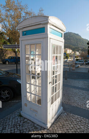 Raro, vecchio e vintage ' K3 ' concreti telefono tradizionale casella telefono caselle stand kiosk K 3 a Sintra, nei pressi di Lisbona. Il Portogallo. Foto Stock