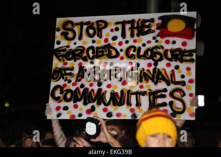 Sydney, Australia. 10 Aprile, 2015. Centinaia di persone hanno protestato contro la chiusura forzata delle comunità aborigene remote. Ha affrontato il rally in Belmore Park, nei pressi della Stazione Centrale, prima di manifestanti hanno marciato lungo la Pitt Street, Lee Street e Regent Street per il blocco in Redfern. La polizia mantenuto un occhio sul marzo, il quale è passato del tutto pacificamente, con alcune fermate lungo la strada per ballare e gli altoparlanti. Credito: Richard Milnes/Alamy Live News Foto Stock