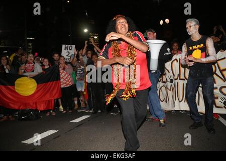 Sydney, Australia. 10 Aprile, 2015. Centinaia di persone hanno protestato contro la chiusura forzata delle comunità aborigene remote. Ha affrontato il rally in Belmore Park, nei pressi della Stazione Centrale, prima di manifestanti hanno marciato lungo la Pitt Street, Lee Street e Regent Street per il blocco in Redfern. La polizia mantenuto un occhio sul marzo, il quale è passato del tutto pacificamente, con alcune fermate lungo la strada per ballare e gli altoparlanti. Credito: Richard Milnes/Alamy Live News Foto Stock