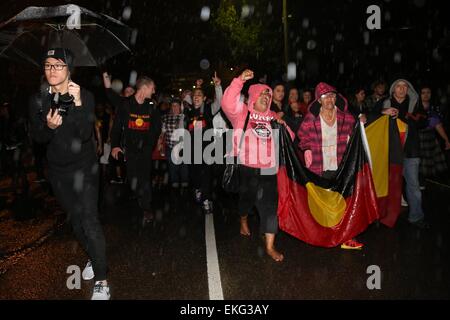 Sydney, Australia. 10 Aprile, 2015. Centinaia di persone hanno protestato contro la chiusura forzata delle comunità aborigene remote. Ha affrontato il rally in Belmore Park, nei pressi della Stazione Centrale, prima di manifestanti hanno marciato lungo la Pitt Street, Lee Street e Regent Street per il blocco in Redfern. La polizia mantenuto un occhio sul marzo, il quale è passato del tutto pacificamente, con alcune fermate lungo la strada per ballare e gli altoparlanti. Credito: Richard Milnes/Alamy Live News Foto Stock