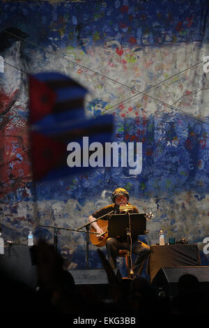 Città di Panama. 9 apr, 2015. - Cantante cubano Silvio Rodriguez esegue durante la fase di apertura del popolo il vertice nella città di Panama, il 9 aprile 2015. © Mauricio Valenzuela/Xinhua/Alamy Live News Foto Stock