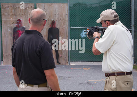 Il CBP Commissario Gil Kerlikowske visiti il CBP Advanced Training Center di harpers Ferry, West Virginia. Il Commissario opera una non letale di uso della forza device forniti ai dipendenti distribuiti in posizioni di campo. James Tourtellotte Foto Stock