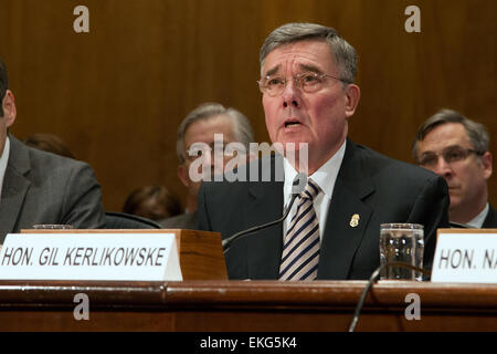 Il Commissario del CBP R. Gil Kerlikowske ha testimoniato davanti a un'audizione del Senato sulla preparazione e la risposta alla salute pubblica alle minacce, discutendo il ruolo del CBP nel proteggere i confini contro i rischi per la salute e sostenendo gli sforzi di risposta nazionali. Foto Stock