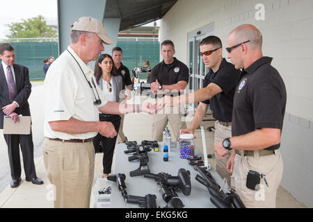 Il CBP Commissario Gil Kerlikowske visiti il CBP Advanced Training Center di harpers Ferry, West Virginia. Il Commissario è informato su non letale di nessun'altra attrezzatura forniti ai dipendenti distribuiti in posizioni di campo James Tourtellotte Foto Stock