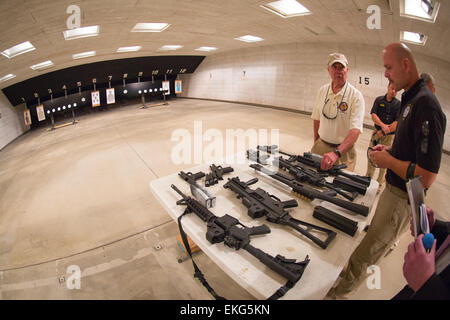 Il CBP Commissario Gil Kerlikowske visiti il CBP Advanced Training Center di harpers Ferry, West Virginia. Il Commissario è informato sulla gamma operazioni previste per gli studenti che frequentano il centro. James Tourtellotte Foto Stock