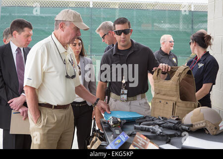 Il CBP Commissario Gil Kerlikowske visiti il CBP Advanced Training Center di harpers Ferry, West Virginia. Il Commissario è informato sulle attrezzature di protezione forniti ai dipendenti distribuiti su assegnazioni specializzate, James Tourtellotte Foto Stock