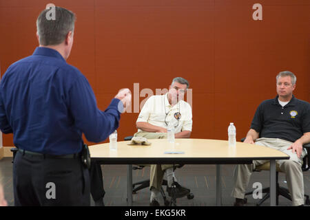 Il CBP Commisioner Gil Kerlikowske visiti il CBP Advanced Training Center di harpers Ferry, West Virginia. In corrispondenza di un pranzo in centro il Commissario ascolta i commenti e domande prende dalle correnti studenti presso l'impianto. James Tourtellotte Foto Stock