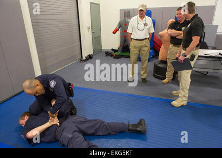 Il CBP Commisioner Gil Kerlikowske visiti il CBP Advanced Training Center di harpers Ferry, West Virginia. Il Commissario osserva come gli studenti che impiegano le tecniche apprese nelle classi per abbattere gli individui e il loro contenimento. James Tourtellotte Foto Stock