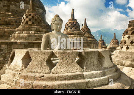 Statua di Buddha in stupa. Il Borobudur. Java. Indonesia Foto Stock