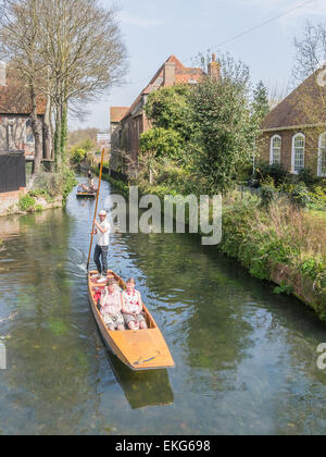 Canterbury, Regno Unito, 10 aprile 2015. Il turista a godere il sole nel Kent punting sul fiume Stour. Foto Stock