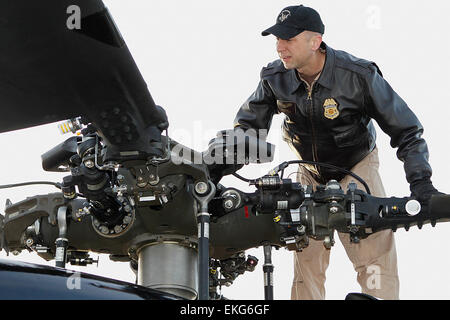 012511: Tucson, AZ - US Customs and Border Protection, Ufficio di aria marina e di comportamento del personale di ispezione pre-volo su un elicottero Blackhawk. Donna Burton Foto Stock