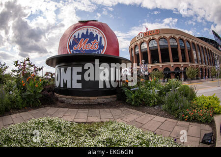 081414: Citi Field, NY - i rappresentanti di Stati Uniti Delle dogane e della protezione delle frontiere a parte in Pre-Game cerimonie per la New York Mets. I rappresentanti dal CBP incluso: U.S. Delle dogane e della protezione delle frontiere commissario R. Gil Kerlikowske, deliberando OFO AC John Wagner, NY DFO Robert Perez e JFK Airport Porto Direttore Susan Mitchell. Deliberando OFO AC John Wagner ha gettato fuori il primo passo. Fotografie di: Josh Danimarca Foto Stock