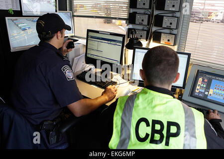 I funzionari del CBP hanno condotto ispezioni su una varietà di articoli, tra cui prodotti e merci imballate, per garantire la conformità alle normative commerciali. Ciò include l'utilizzo di scansioni VACIS e la ricerca di merci illegali o contraffatte nei porti di entrata. Foto Stock
