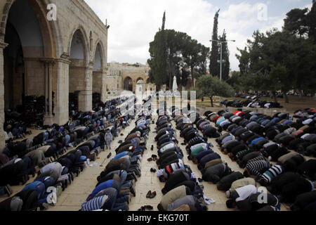 Gerusalemme, Gerusalemme, Territorio palestinese. Decimo Apr, 2015. Musulmani palestinesi adoratori di partecipare venerdì la preghiera di fronte alla Cupola della Roccia mousque, Al Aqsa moschee a Gerusalemme la città vecchia di on April 10, 2015 © Saeb Awad/immagini APA/ZUMA filo/Alamy Live News Foto Stock