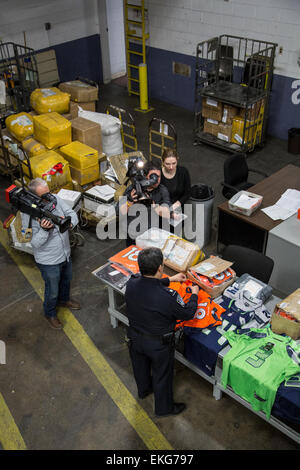 012914: il capo della posta internazionale succursale all'Aeroporto Internazionale JFK Bill Rivera ha intervistato numerose notizie punti vendita compresi: CNBC, Fox, e Good Morning America. Bill ha parlato di contraffazione di Super Bowl della merce che viene portato in paese in tempo per il Super Bowl di domenica. A gennaio 28, il JFK International Mail trovato le spedizioni di false maglie che stava per essere venduto durante il Super Bowl. Le maglie sono stati dei Broncos e Seahawks la maggior parte dei giocatori notible compresi: Peyton Manning e Russell Wilson. Josh Danimarca Foto Stock