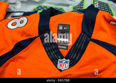 012814: centinaia di copie contraffatte di NFL di maglie sono stati sequestrati dal CBP al JFK International Mail presso l'Aeroporto Internazionale JFK. Queste maglie contraffatte sono state principalmente di due squadre competeing in questo anni Super Bowl, Denver Broncos e il Seattle Seahawks. Le maglie sono state andando essere venduto per gli appassionati che più probabilmente non avrebbe conosciuto sono stati acquisti una contraffazione di jersey. Autentica NFL maglie possono vendere per centinaia di dollari e CBP aiuta a ventole cogliendo queste maglie contraffatte e assicurandosi che queste maglie non sarà venduto per centinaia di dollari. Josh Danimarca Foto Stock