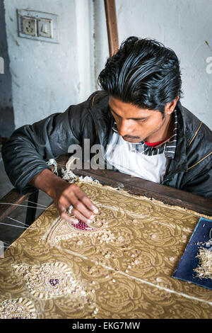 Artigiano ricamo a mano tessuto con gemme e paillettes in una fabbrica tessile a Jaipur, Rajasthan, India Foto Stock