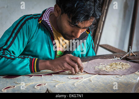 Artigiano ricamo a mano tessuto con gemme e paillettes in una fabbrica tessile a Jaipur, Rajasthan, India Foto Stock