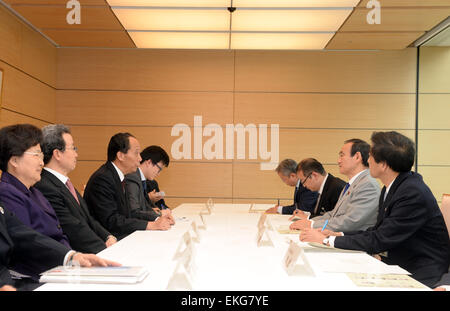 Tokyo, Giappone. Decimo Apr, 2015. Ji Bingxuan (3 L), vice presidente del comitato permanente del Congresso nazionale del popolo (ANP) della Cina, si incontra con il Giappone del Capo di Gabinetto Yoshihide Suga (2R) a Tokyo in Giappone, il 10 aprile 2015. © Ma Ping/Xinhua/Alamy Live News Foto Stock