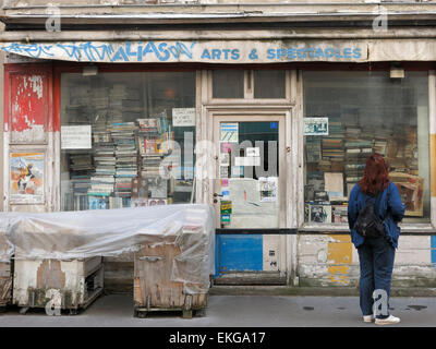 Un negozio, ora chiuso, impilati con libri nella finestra . Parigi, Francia. Foto Stock