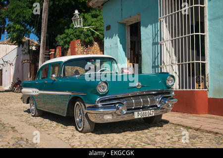 Cuba Trinidad street scene di strada di ciottoli ciottoli US STATI UNITI D'AMERICA AMERICAN vintage old classic car 1950 ' s Pontiac verde e bianco