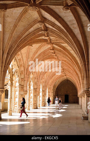 Il portogallo Lisbona: i turisti che visitano il chiostro medievale del monastero di San Geronimo in Belém Foto Stock