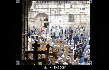 Gerusalemme, Gerusalemme, Territorio palestinese. Decimo Apr, 2015. I cristiani ortodossi portano attraversa come essi entrano nella chiesa del Santo Sepolcro dopo la passeggiata sulla Via Dolorosa durante il Venerdì Santo processioni ripercorrendo il cammino compiuto da Gesù Cristo alla sua crocifissione, in Gerusalemme la città vecchia sul 10 aprile 2015 © Saeb Awad/immagini APA/ZUMA filo/Alamy Live News Foto Stock