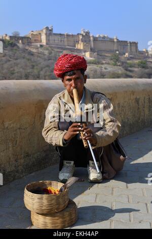 India Rajasthan, Jaipur, città di ambra, snake incantatore Foto Stock