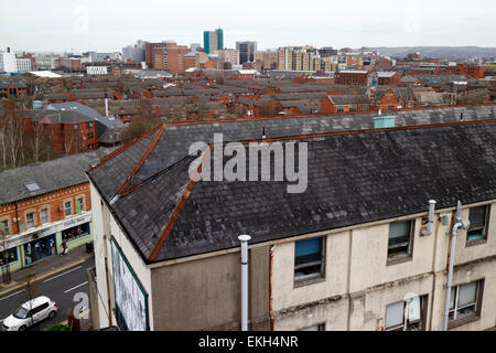 Vista sulla vecchia zona villaggio del sud di Belfast verso il centro della città dell'Irlanda del Nord Foto Stock