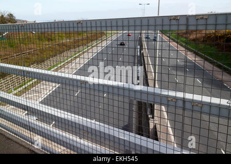 Recinzione di sicurezza sul ponte sull autostrada M2 nella contea di Antrim Irlanda del Nord Foto Stock