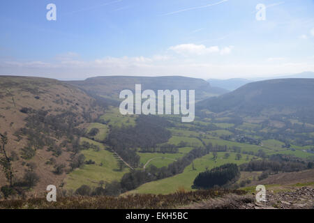 Vista della Valle di Ewyas, Monmouthshire dalla cima della collina al di sopra di Llanthony Priory Foto Stock