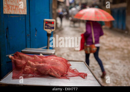Fresco di carne di pollo venduto per le strade di Kathmandu, Nepal. Foto Stock