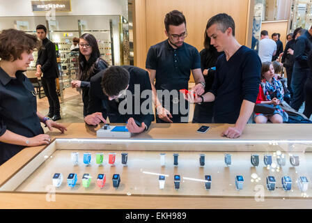 Parigi, Francia. Il nuovo Apple Corp. Store apre nei grandi magazzini francesi, Galeries Lafayette per i clienti di i-Watch che guardano ai prodotti, ai clienti Apple, ai negozi Foto Stock