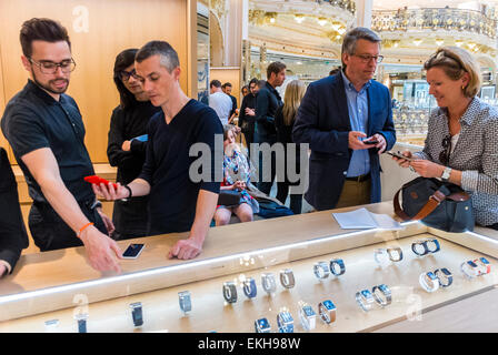 Parigi, Francia. Apple Corp Negozio nei grandi magazzini francesi, Galeries Lafayette per i-Watch, clienti "Apple Watch" che guardano i prodotti, boutique di mele Foto Stock