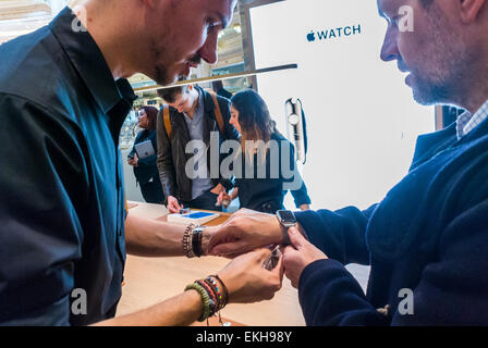 Parigi, Francia. Apple Corp. Store in French Department Store, Galeries Lafayette per i-Watch, clienti che provano prodotti Watch, persone che utilizzano nuove tecnologie entusiasmanti. Cliente apple boutique shop Assistant, marchi gioielli, Prestige consumer Foto Stock