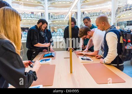 Parigi, Francia. Apple Corp Il negozio apre nei grandi magazzini francesi, Galeries Lafayette per i-Watch, clienti che cercano prodotti, negozi di marchi globali Foto Stock