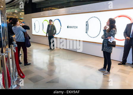 Parigi, Francia. Apple Corp. Negozio apre nel dipartimento francese Store, Galeries Lafayette per I-Watch prodotti, donna cinese di scattare le foto Foto Stock