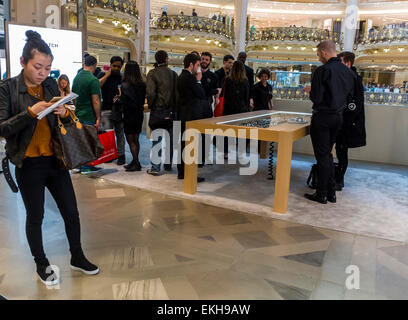 Parigi, Francia. Apple Corp Negozio nei grandi magazzini francesi, Galeries Lafayette per i-Watch, una clientela che prova prodotti, autentico stile di vita francese, boutique di mele Foto Stock