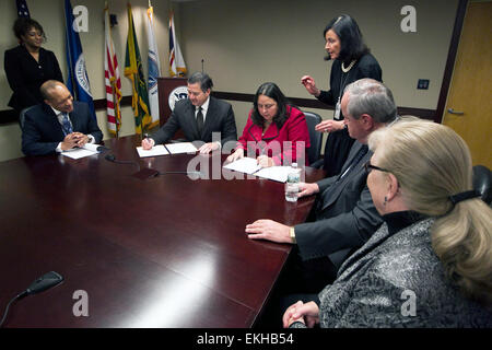 Il 6 gennaio 2012, il Commissario ad interim David Aguilar e l'assistente segretario del lavoro Kathleen Martinez hanno partecipato a una cerimonia di firma che istituisce un accordo di alleanza tra il CBP e il Dipartimento del lavoro. Questo accordo si è concentrato sull'aumento dell'occupazione delle persone con disabilità all'interno del CBP. Foto Stock