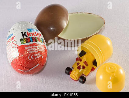 U.S. Customs and Border Protection avverte i viaggiatori internazionali di evitare di portare uova a sorpresa Kinder negli Stati Uniti a causa del rischio di soffocamento rappresentato dal piccolo giocattolo all'interno, il che le rende illegali per l'importazione. Foto Stock