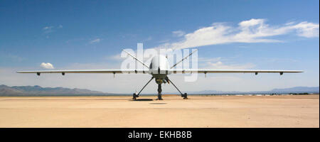 Un sistema UAS (Customs and Border Protection Unmanned Aircraft System) degli Stati Uniti è in attesa per le operazioni di pattuglia lungo il confine meridionale degli Stati Uniti, a sostegno della sorveglianza aerea e dell'applicazione delle norme di frontiera. Foto Stock